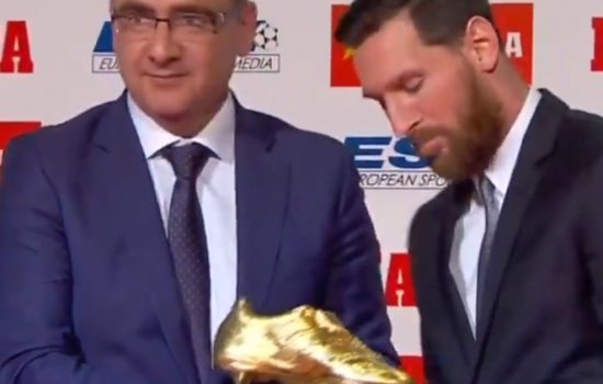 Лионель Месси получил рекордную 5-ю золотую бутсу (Видео)