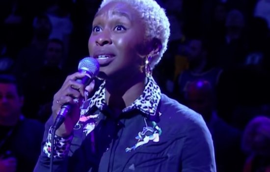 Певица Синтия Эриво забыла слова гимна США на матче НБА (Видео)