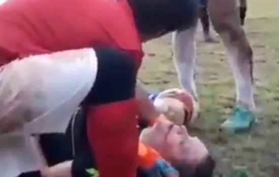 В Аргентине на футболе избили судью за удаление (Видео)