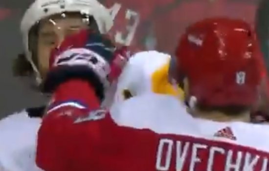 С Александра Овечкина сбили шлем во время драки (Видео)