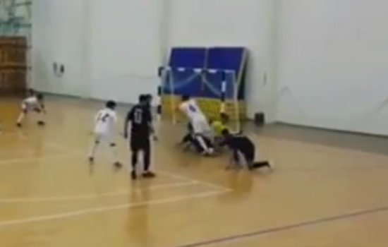 Бразилец Эдсон «убрал» 5 соперников в мини-футболе и забил фантастический гол (Видео)