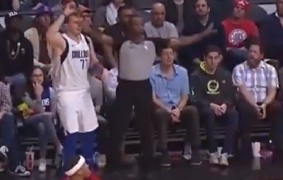 Судья НБА «рубанул» Луке Дончичу прямо в глаз (Видео)