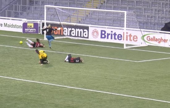 В женском футболе забили самый нелепый гол в истории (Видео)