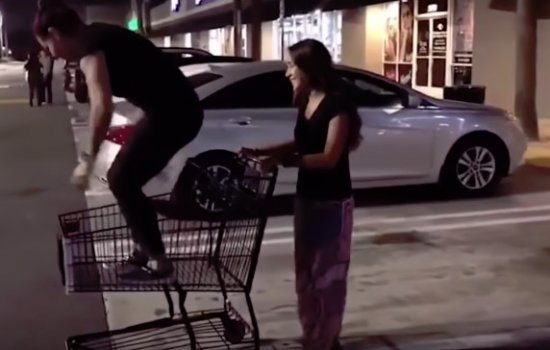 Крис Сайборг глупо травмировалась, выпрыгнув из продуктовой тележки (Видео)