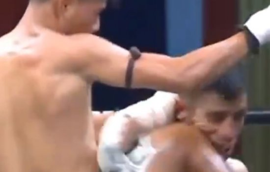 Тайский спортсмен Ратчасинг зрелищно нокаутировал соперника коленом в челюсть (Видео)