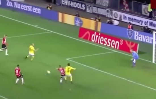 Футболист ПСВ Михал Садилек забил блестящий гол пяткой (Видео)