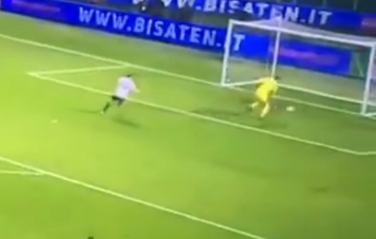 Итальянский вратарь Перуккини забил самый «брутальный» автогол сезона (Видео)