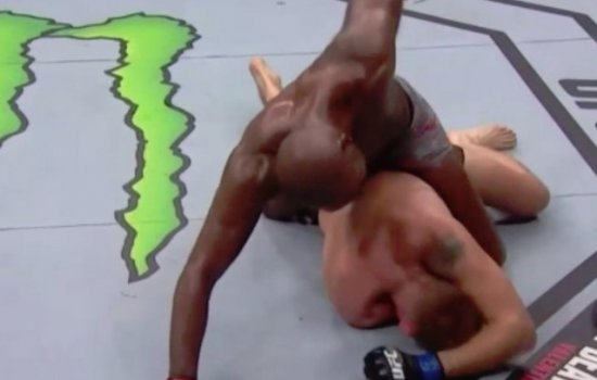 Джонс обрушил град ударов на голову Густафссона и победил (Видео)