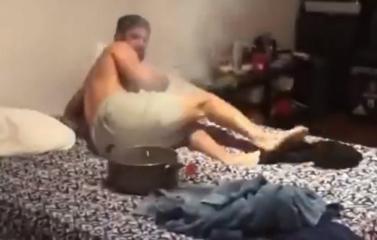 Диего Коста ужасно напугал брата постельным фейерверком (Видео)