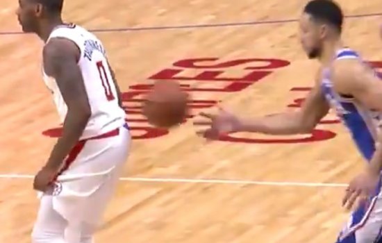 Игрок НБА Бен Симмонс обманул Клипперс чудо-передачей самому себе (Видео)
