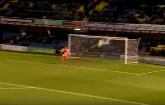 Два британских вратаря за 1 день пропустили позорные голы с середины поля (Видео)