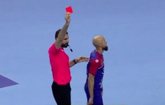 Дибиров получил красную карточку и не помог России в решающие минуты против Бразилии