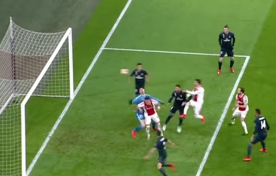 Судья нелепо «сVARовал» гол у Аякса и помог Реалу победить (Видео)