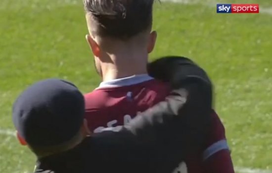 Во время футбольного матча в Бирмингеме на футболиста напал болельщик (Видео)