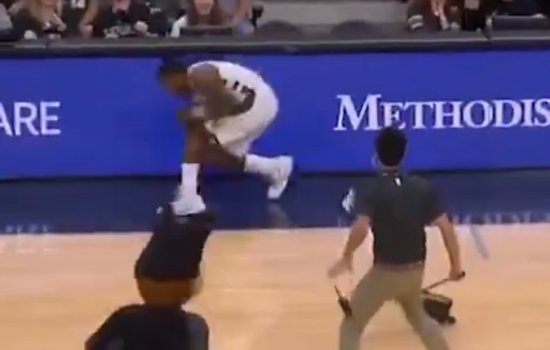 Летучая мышь сильно испугала Адетокунбо во время матча НБА (Видео)