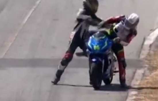 Два мотогонщика в Коста-Рике устроили драку прямо на трассе (Видео)