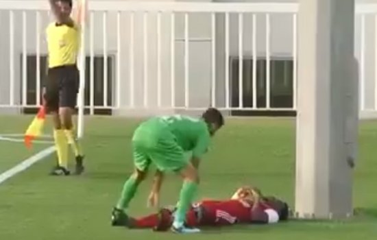 Футболист из ОАЭ во время матча врезался в бетонный столб