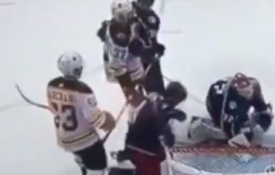 Брэд Маршан ударил соперника клюшкой в затылок (Видео)