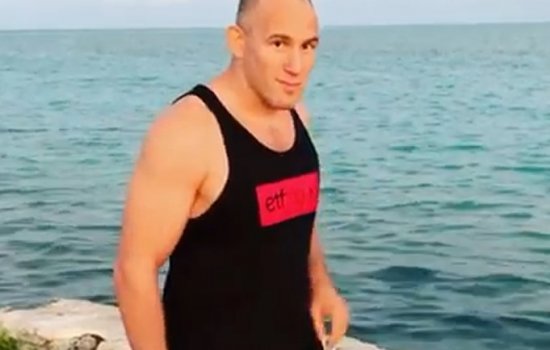Алексей Олейник показал, что до сих пор умеет стоять на голове Алексей Олейник показал, что до сих пор умеет стоять на голове