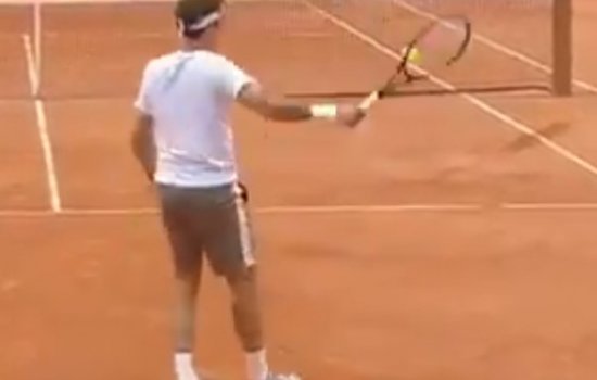 Федерер в Париже повторил трюк с остановкой мяча