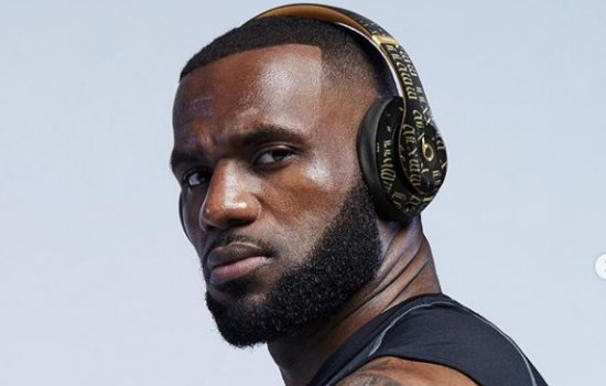 Леброн Джеймс в Огайо учит молодежь бросать «трешки» (Видео)