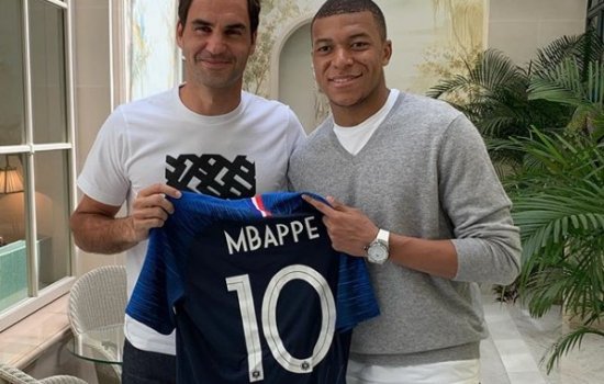 Роджер Федерер получил в подарок футболку Мбаппе