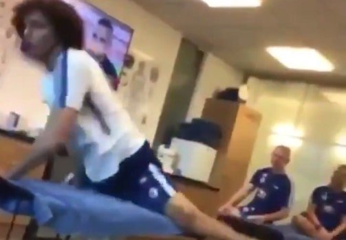 Защитник «Челси» Давид Луис показал пародию на гимнастику (Видео)