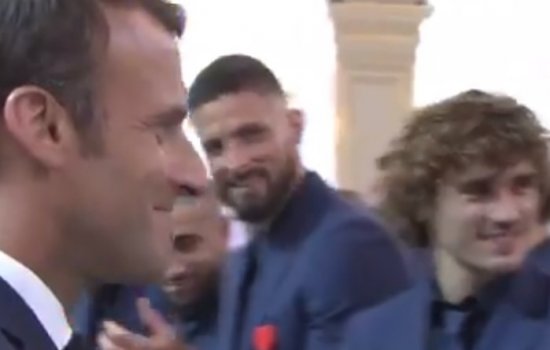 Президент Франции Макрон наградил футболистов сборной «Орденом Почетного легиона»