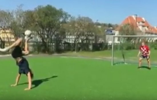Акробат реализовал пенальти из стойки на руках (Видео)