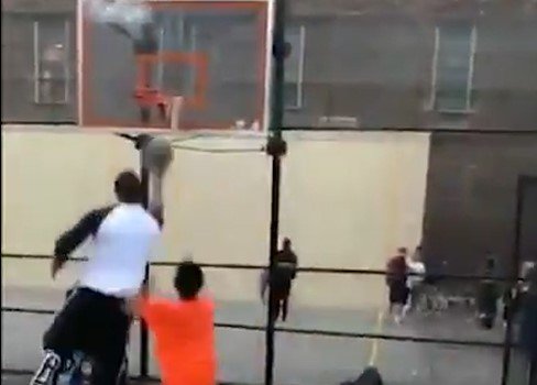 Энтони Джошуа после потери титула сыграл в баскетбол на улицах Нью-Йорка