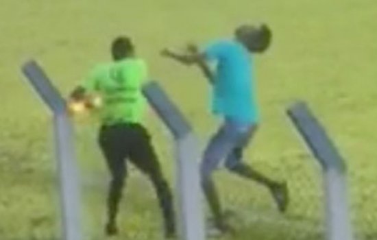 В Бразилии футбольный арбитр нокаутировал болельщика, выбежавшего на поле