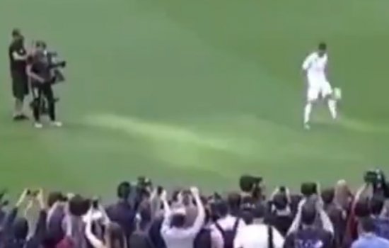 Азар на презентации показал искусство обращения с мячом (Видео)