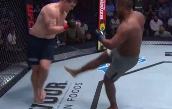 Де Кастро «срубил» ногу Миксу как косой (Dana White’s Cup) Де Кастро «срубил» ногу Миксу как косой (Dana White’s Cup)