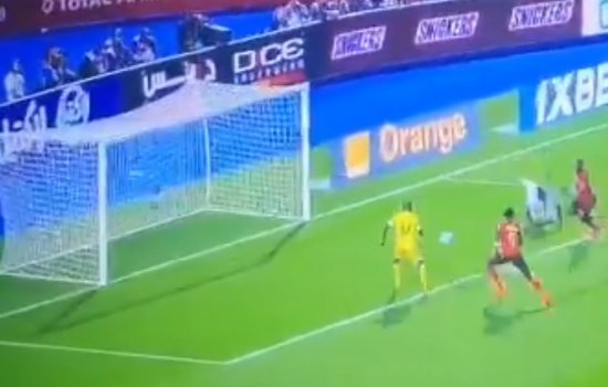 Руни забил с 55 метров, Мусона промазал с пяти: что невероятнее? (Видео)