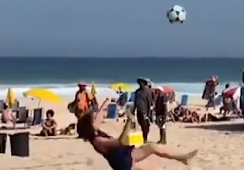 Сын Марсело исполнил эффектный удар через себя на пляже