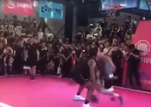 Уэйд не дал сопернику провернуть баскетбольный трюк (Видео)