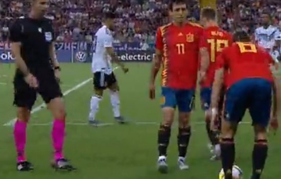 Судейская бригада вышла на финал молодежного евро в необычной форме