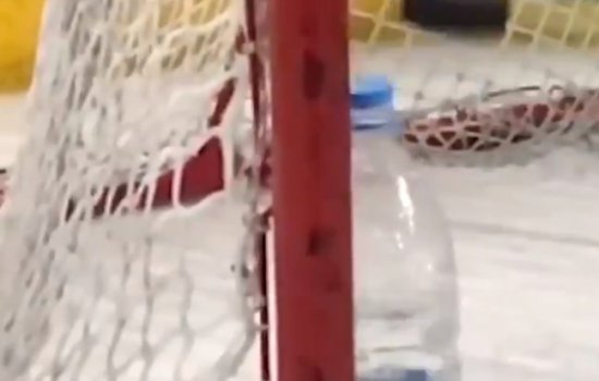 Зарипов открыл бутылку броском шайбы в рамках «Bottle Cap Challenge» (Видео) Зарипов открыл бутылку броском шайбы в рамках «Bottle Cap Challenge» (Видео)