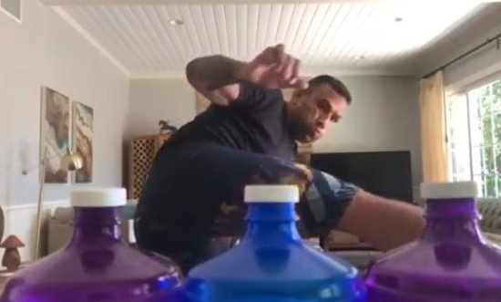 Боец UFC Фабрисиу Вердум открыл сразу 3 бутылки одним ударом (Видео)