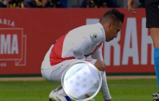 Кристиан Куэва провел матч против Чили с игральной картой под гетрами