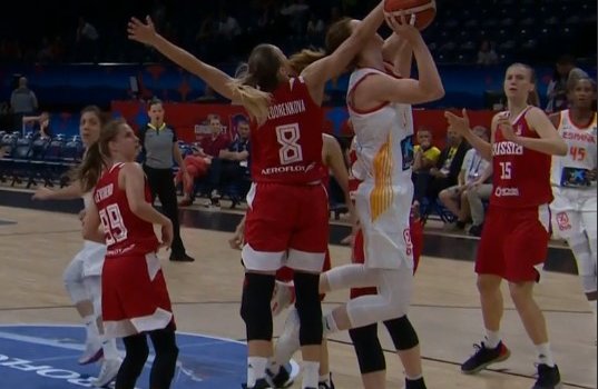 Россия с разгромом уступила Испании в 1/4 финала женского ЧЕ по баскетболу