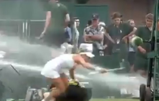 Лаура Зигемунд попала под систему полива на Уимблдоне (Видео)