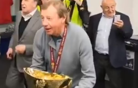 Юрий Сёмин выпил из трофейного кубка под «День Победы» (Видео)