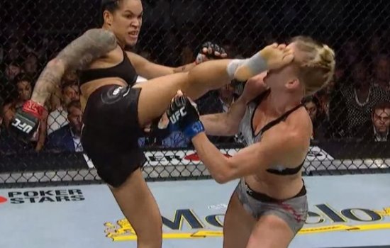 Нуньес ногой нокаутировала Холм в титульном бое на UFC 239