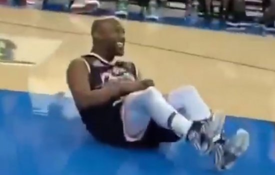 Мейвезер потерпел первое «поражение», упав во время баскетбольного матча