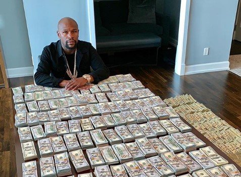 Мейвезер потерпел первое «поражение», упав во время баскетбольного матча