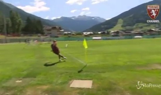 Футболист «Торино» Симоне Дзадза попал рабоной в ворота с угла поля (Видео)