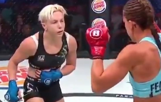 Джулия Бадд нокаутировала Ольгу Рубин лоукиком по печени (Беллатор 224)