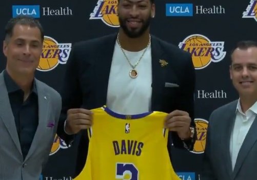 Энтони Дэвиса официально представили в «Лейкерс» под номером «3»