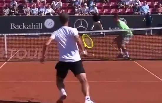 Новак проиграл курьезный розыгрыш, забыв ударить по мячу (Видео)
